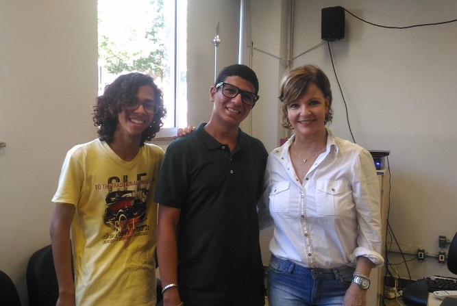 Diretor Administrativo do Grêmio, Igor Rodrigues (centro), com o apoiador Miguel Augusto e a professora Marisa Alves Vento